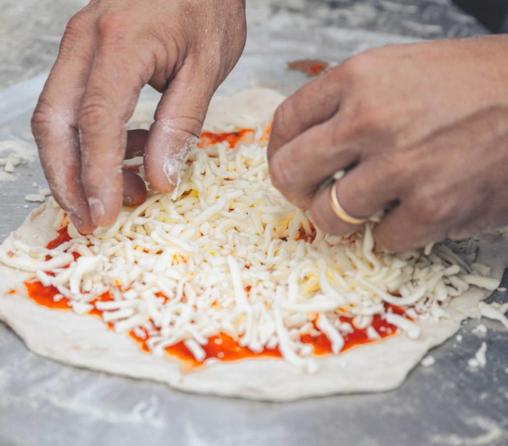 How to top a pizza - the correct order of toppings