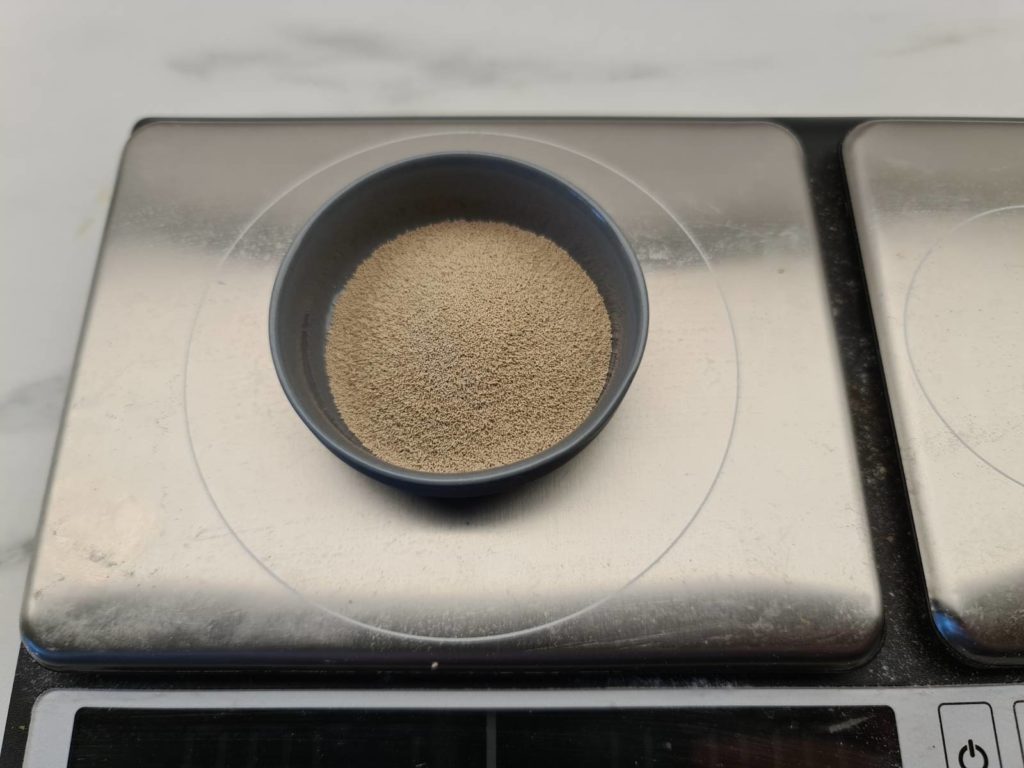 Yeast a kitchen scale