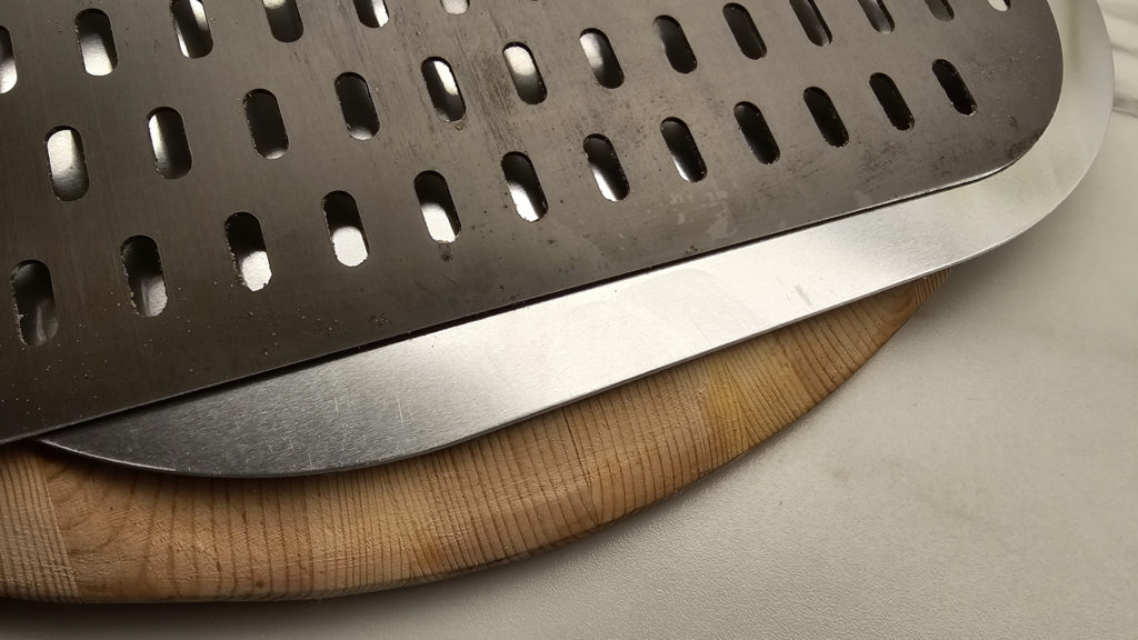 Comparing the thickness between wooden, metal and perforated pizza peels